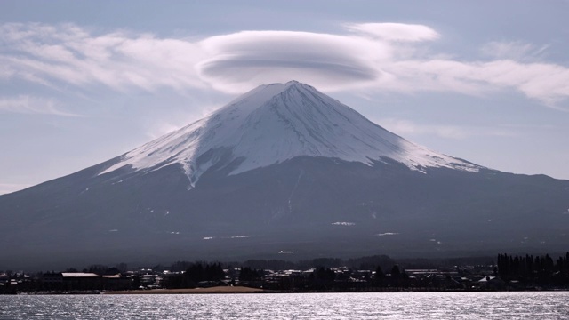 富士山的透镜状云(延时/缩小)视频素材