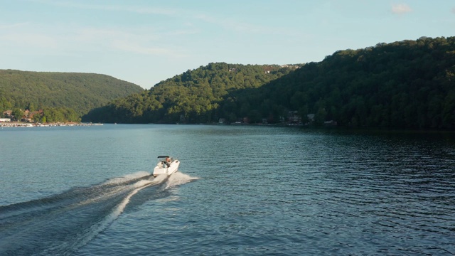 夏日傍晚，在奇湖上乘坐快艇，小船停泊在码头上视频素材