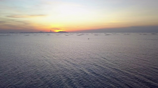 鸟瞰图无人机拍摄的日落背景海景视频素材