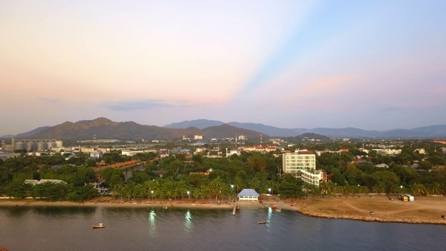 鸟瞰图无人机拍摄的日落背景海景视频素材