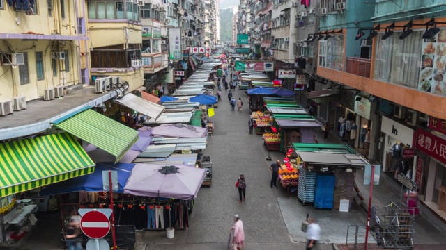 时间:成群的人参观香港孟角区当地的额外市场视频素材