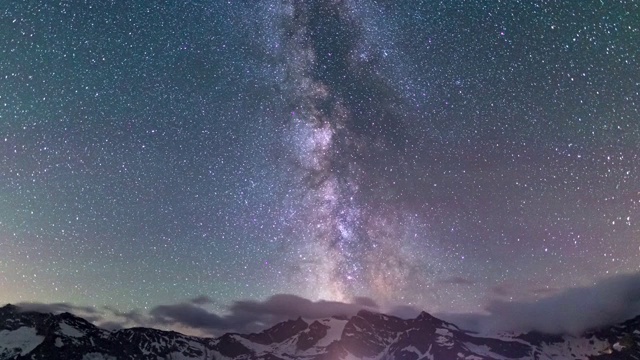 时间流逝:银河和星星在雄伟的意大利阿尔卑斯山上空旋转视频素材