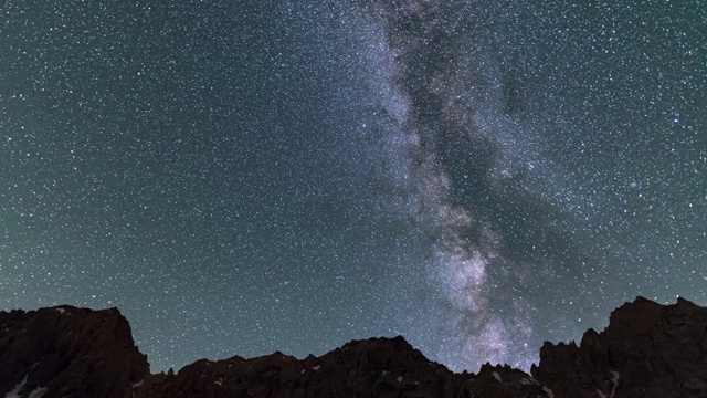 时间流逝:银河和星星在雄伟的意大利阿尔卑斯山上空旋转视频素材