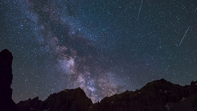 时间流逝:银河和星星在雄伟的意大利阿尔卑斯山上空旋转视频素材