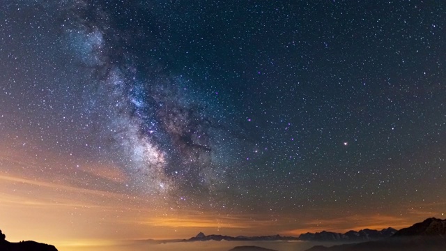 时间流逝:银河和星星在雄伟的意大利阿尔卑斯山上空旋转视频素材