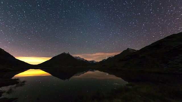 时间流逝:银河和星星在雄伟的意大利阿尔卑斯山上空旋转视频素材