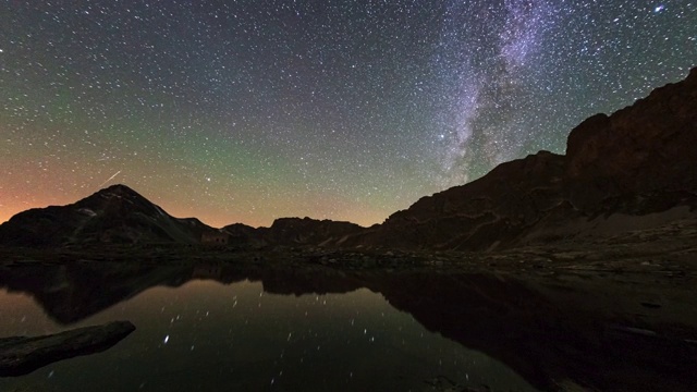 时间流逝:银河和星星在雄伟的意大利阿尔卑斯山上空旋转视频素材