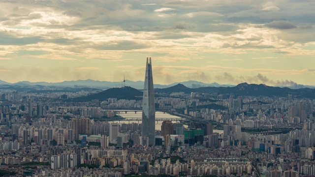 韩国首尔松帕谷白天的乐天世界大厦和首尔北塔视频素材