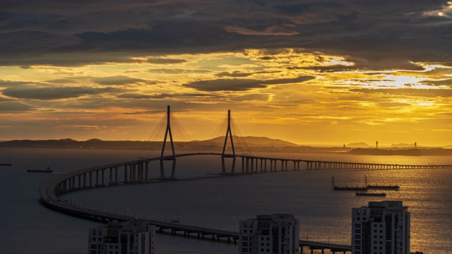 在仁川大桥上的夕阳与交通/松岛IBD，延秀谷，仁川，韩国视频素材