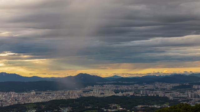 从南山城要塞/京畿道拍摄的风暴云运动图视频素材