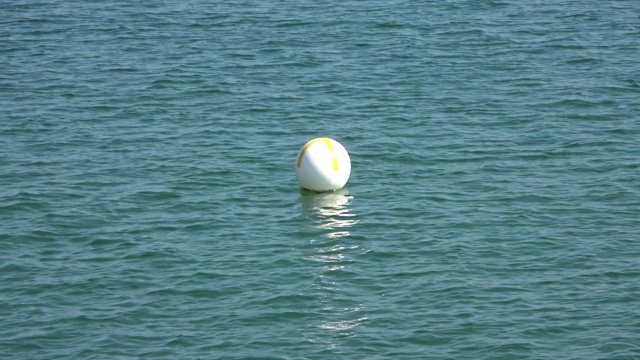 波罗的海水面上的白色标记浮标在小波浪上移动视频素材