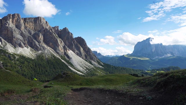 山地车MTB户外Dolomites:在Odle Seceda著名的地标视频素材