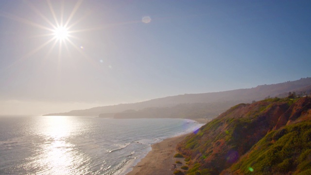 海洋和山脉鸟瞰图。海滩。太阳在日落。视频素材