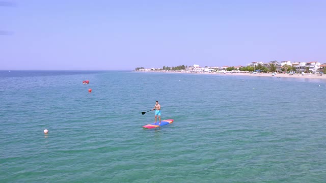 小男孩在海上用冲浪板视频素材