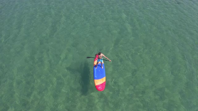 小男孩在海上用冲浪板视频素材