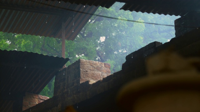 雨滴从屋檐落下/ Kannauj，北方邦，印度视频素材