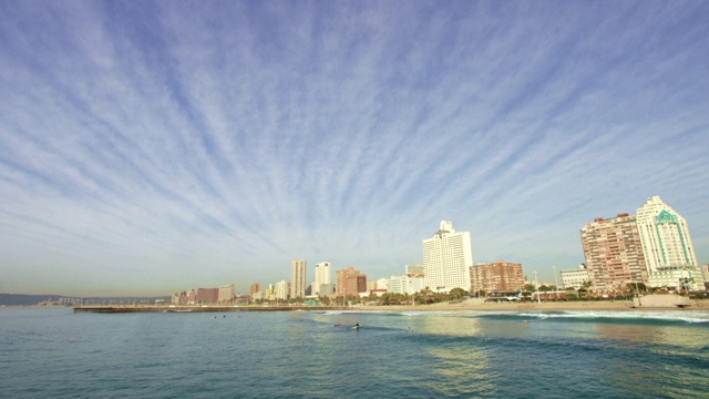 在德班北部海滩，冲浪者在海浪后面等待视频素材