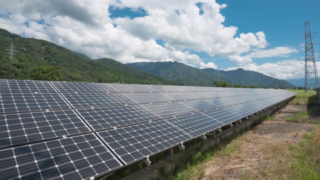 延时4K大型工业太阳能农场生产集中太阳能。视频素材