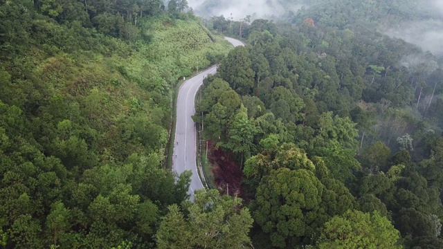 在乌鲁兰加农村地区骑自行车公路旅行与2名女运动员在早上无人机的观点视频素材