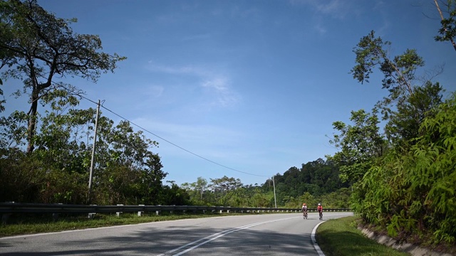 在乌鲁兰加农村地区的自行车骑公路旅行与2名女运动员骑手在早上视频素材