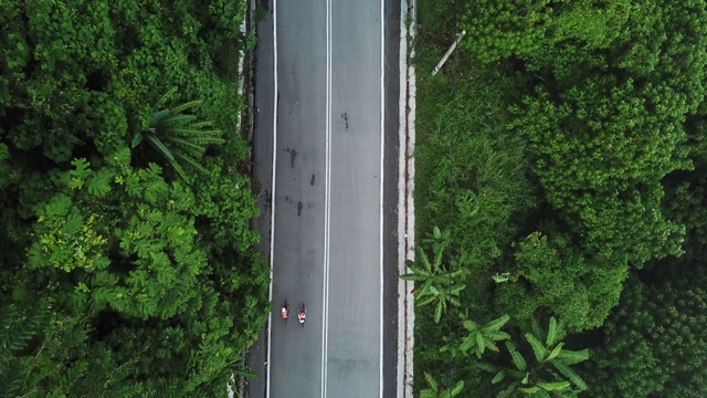 在乌鲁兰加农村地区骑自行车公路旅行与2名女运动员在早上无人机的观点视频素材