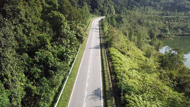 在乌鲁兰加农村地区骑自行车公路旅行与2名女运动员在早上无人机的观点视频素材