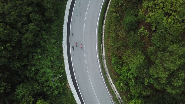 在乌鲁兰加农村地区骑自行车公路旅行与2名女运动员在早上无人机的观点视频素材