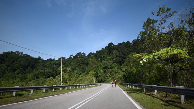 在乌鲁兰加农村地区的自行车骑公路旅行与2名女运动员骑手在早上视频素材