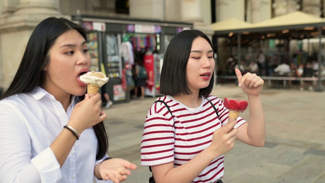 两个女游客正在吃冰淇淋视频素材