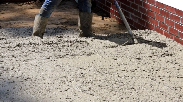 劳工建筑商在建筑工人的过程中形成基础混凝土工程与搅拌机车视频素材