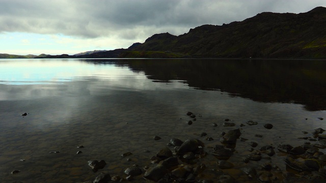 湖和山脉在Reykjanesfólkvangur，冰岛视频素材