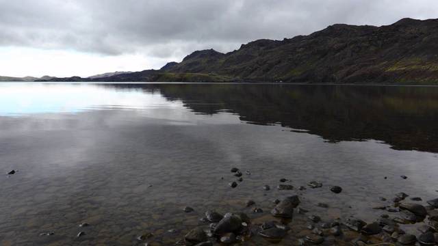 湖和山脉在Reykjanesfólkvangur，冰岛视频下载