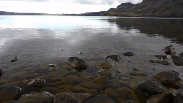 湖和山脉在Reykjanesfólkvangur，冰岛视频下载