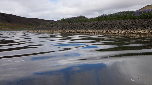 湖和山脉在Reykjanesfólkvangur，冰岛视频下载