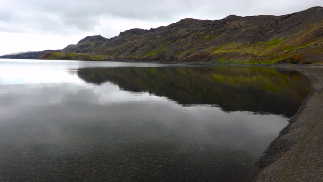 湖和山脉在Reykjanesfólkvangur，冰岛视频下载