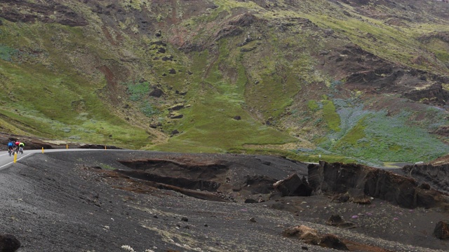 冰岛Reykjanesfólkvangur附近的自行车旅行视频下载