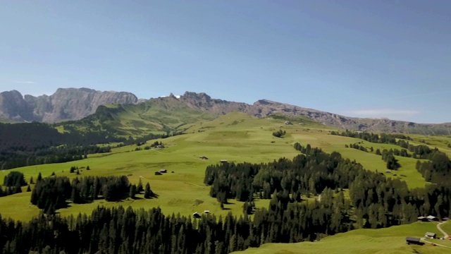 Langkofel的空中视图(Sassopiatto和Sassolungo) - Seiser Alm - Dolomites视频素材