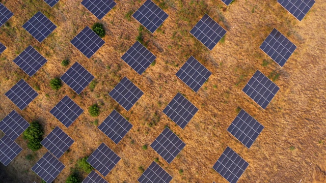 航拍的南加州山坡上覆盖着太阳能电池板视频素材