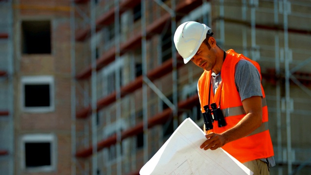 建筑工程师监督建筑过程视频素材