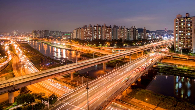 韩国首尔Seongbuk-gu内部循环道路上的夜间交通视频素材