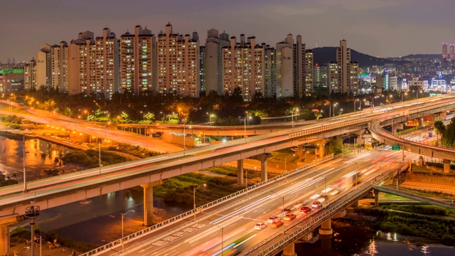 韩国首尔Seongbuk-gu内部循环道路上的夜间交通视频素材