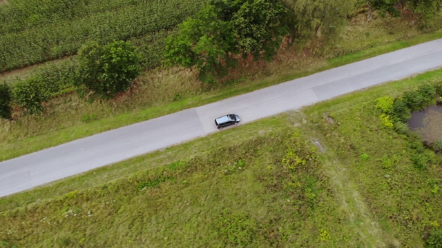 鸟瞰夏季行车道路农业区。乡间沥青路，秋天的田野。鸟瞰图公路旅行旅行旅行度假自然乡村乡村景观。视频素材