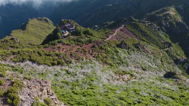 一架无人机飞过马德拉岛“Pico Ruivo”房子上空视频素材