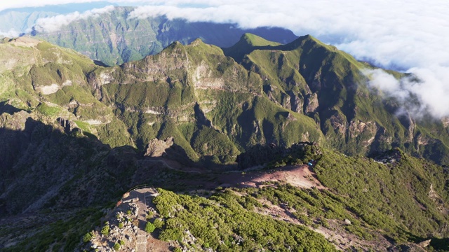 一架无人机飞过葡萄牙马德拉岛的“Pico Ruivo”视点视频素材