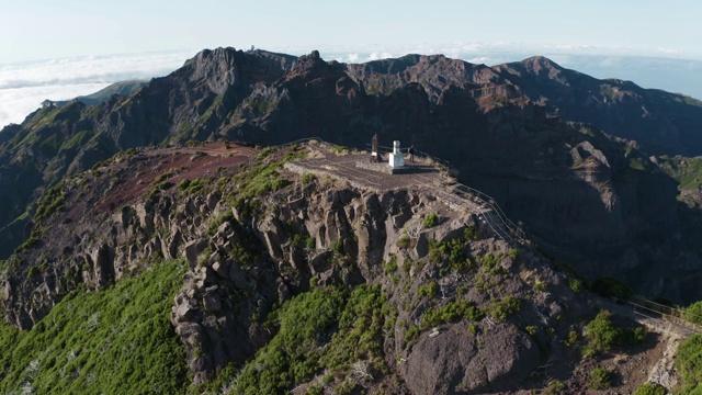 一架无人机显示“Pico Ruivo”视点，葡萄牙马德拉岛视频素材