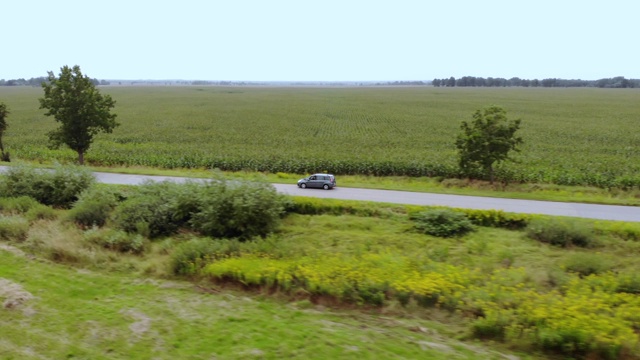 鸟瞰夏季行车道路农业区。乡间沥青路，秋天的田野。鸟瞰图公路旅行旅行旅行度假自然乡村乡村景观。视频素材