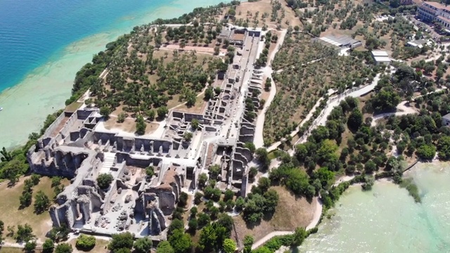 鸟瞰图的古代遗迹湖边(Grotte di Catullo, Sirmione，意大利视频素材