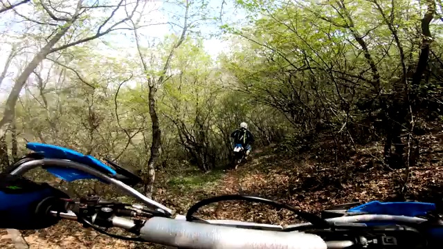 Enduro摩托车赛的POV。男子在防护服和头盔的越野摩托车旅行视频素材