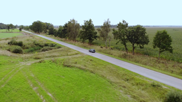 鸟瞰夏季行车道路农业区。乡间沥青路，秋天的田野。鸟瞰图公路旅行旅行旅行度假自然乡村乡村景观。视频素材