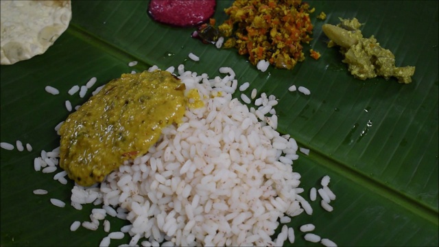 将南印度菜帕里普(Parippu)倒入传统的阿南萨迪雅(Onam Sadhya)的视频。视频下载